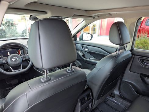 Used 2024 Nissan Rogue SL w/ SL Premium Package image 16