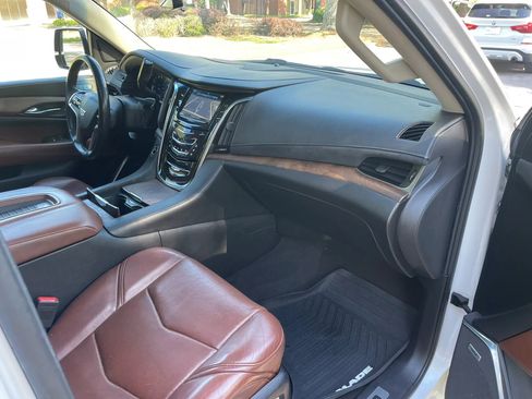 Used 2020 Cadillac Escalade Luxury RWD image 14
