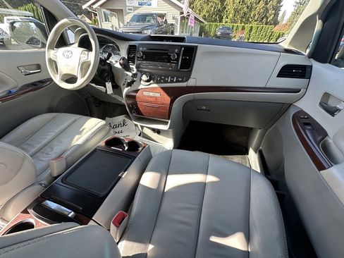 Used 2014 Toyota Sienna XLE image 16