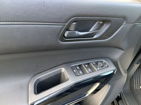 Used 2025 Nissan Pathfinder SV AWD/4WD image 15