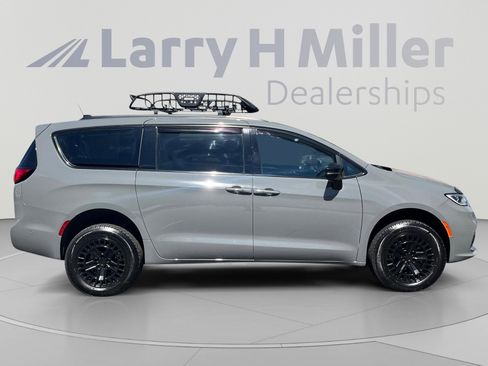 Used 2023 Chrysler Pacifica Limited w/ S Appearance Package AWD/4WD image 6