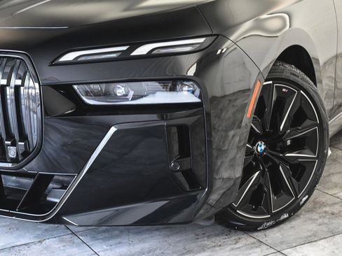 Used 2023 BMW i7 xDrive60 w/ Parking Assistance Package image 40