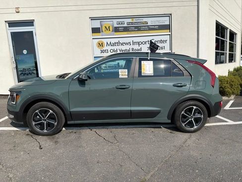 Certified 2023 Kia Niro EX FWD image 2