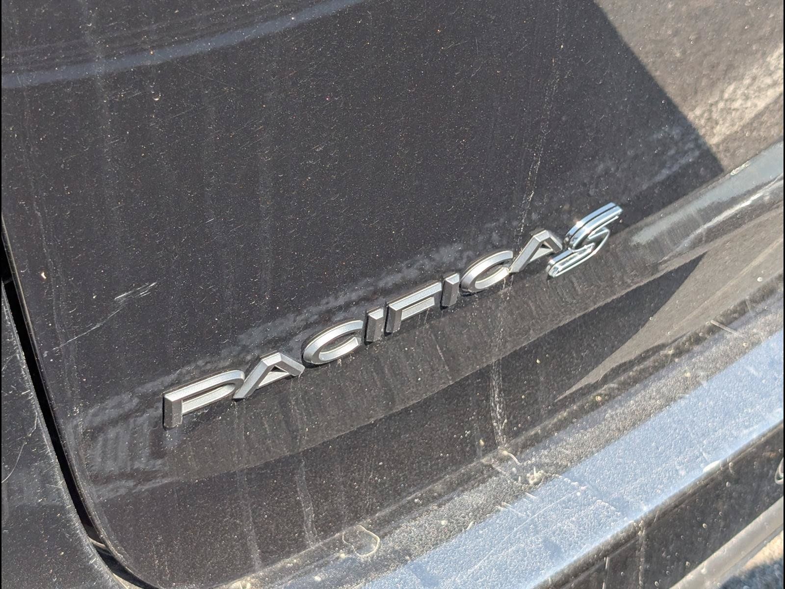 Used 2025 Chrysler Pacifica Limited FWD image 8