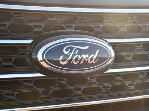 Used 2022 Ford Explorer XLT w/ Equipment Group 202A image 37