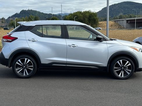 Used 2020 Nissan Kicks SR image 2