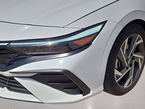 Used 2025 Hyundai Elantra Limited FWD image 9