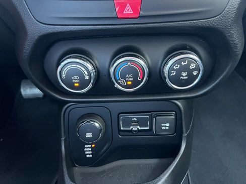 Used 2017 Jeep Renegade Latitude AWD/4WD image 23