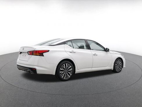 Used 2025 Nissan Altima 2.5 SV FWD image 9