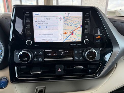 Used 2022 Toyota Highlander XLE FWD image 12