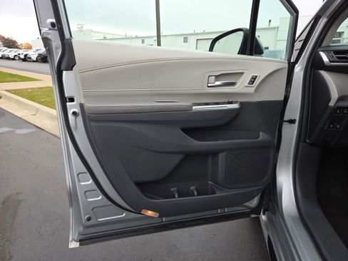 Used 2021 Toyota Sienna Limited image 11