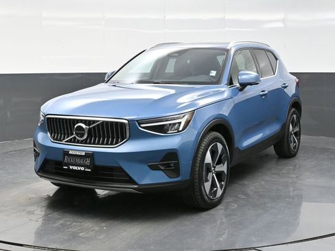 Used 2025 Volvo XC40 B5 Plus image 2
