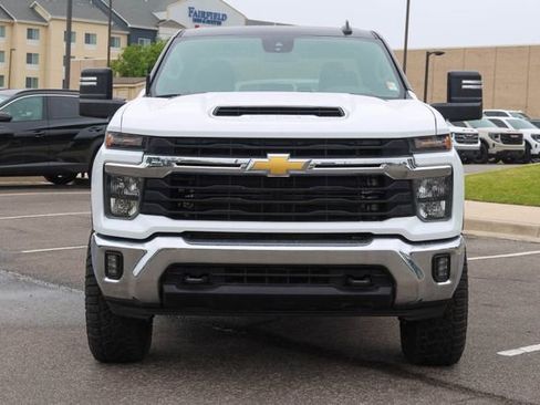 Used 2025 Chevrolet Silverado 2500 LT AWD/4WD image 2
