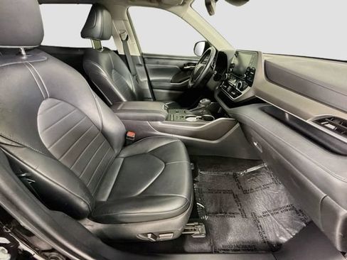 Used 2022 Toyota Highlander XLE FWD image 29