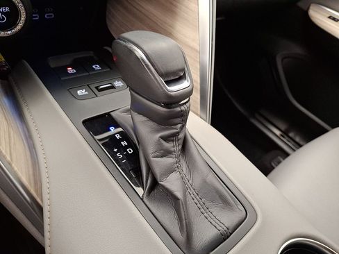 Certified 2023 Toyota Venza XLE AWD/4WD image 4