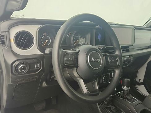 Used 2025 Jeep Gladiator Sport AWD/4WD image 13