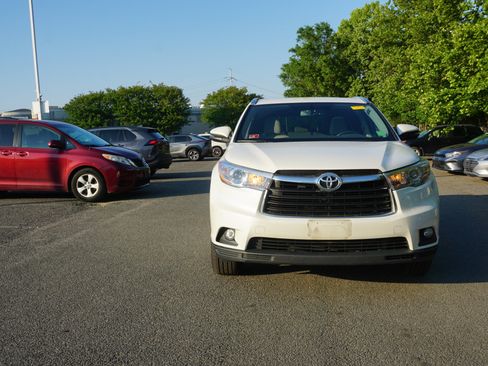 Used 2015 Toyota Highlander XLE AWD/4WD image 2