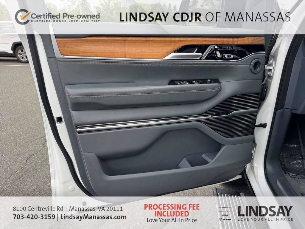 Used 2024 Jeep Grand Wagoneer Series III w/ Rear Seat Video Group 1 AWD/4WD image 18