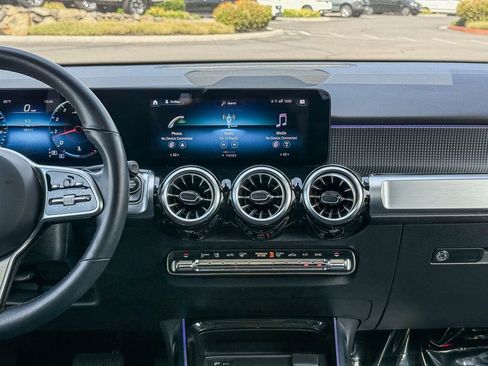 Used 2022 Mercedes-Benz GLB 250 4MATIC w/ Premium Package Lite image 14