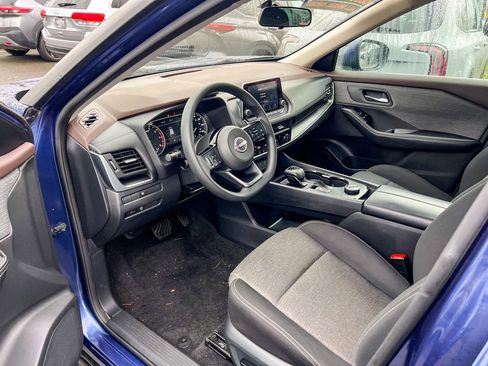 Used 2023 Nissan Rogue SV image 9