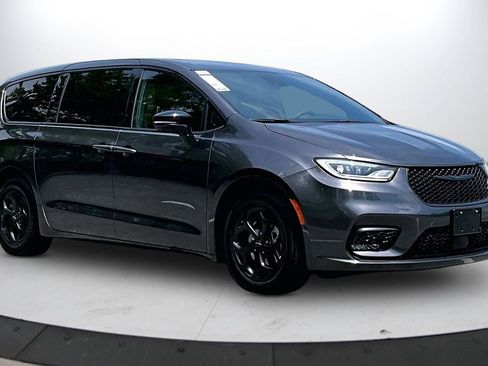 Used 2023 Chrysler Pacifica Limited w/ S Appearance Package FWD image 2