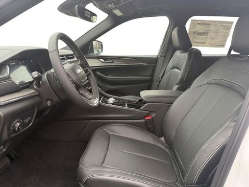 New 2025 Jeep Grand Cherokee Overland w/ MOPAR Finishing Package AWD/4WD image 9