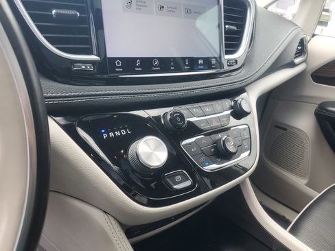 Used 2021 Chrysler Pacifica Limited w/ Uconnect Theater Family Group AWD/4WD image 12