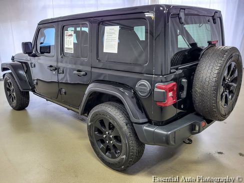 Used 2018 Jeep Wrangler Unlimited Sahara AWD/4WD image 7