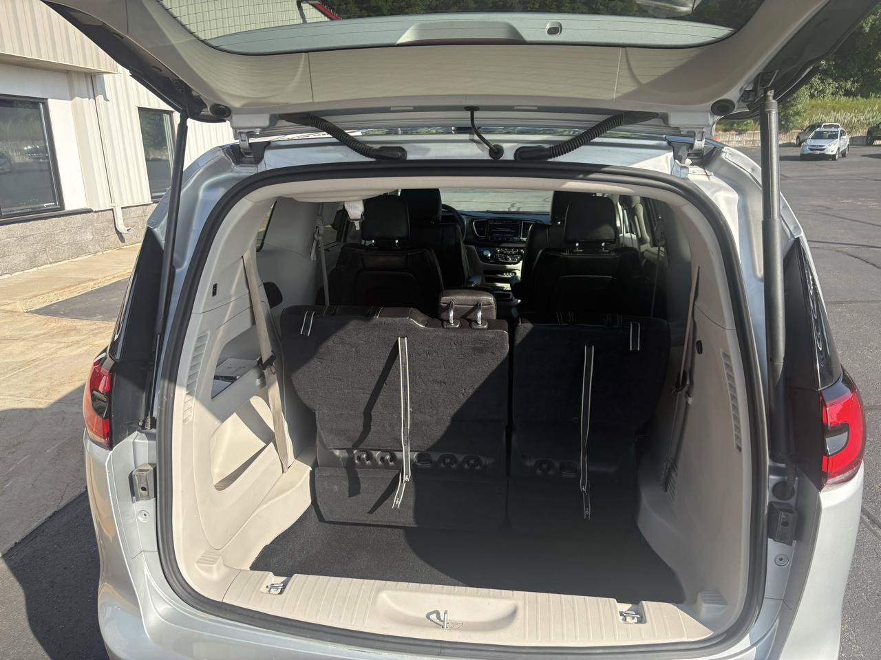 Used 2023 Chrysler Pacifica Touring-L FWD image 16