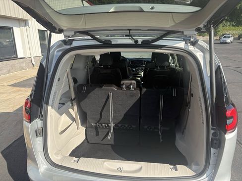Used 2023 Chrysler Pacifica Touring-L FWD image 16