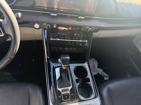 Used 2023 Kia Carnival EX image 23