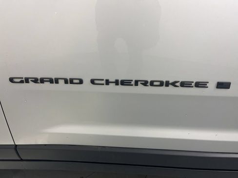 Used 2024 Jeep Grand Cherokee Altitude AWD/4WD image 37