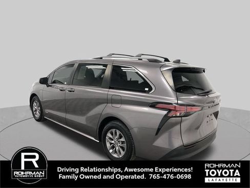 Used 2021 Toyota Sienna LE w/ LE Plus Package FWD image 4