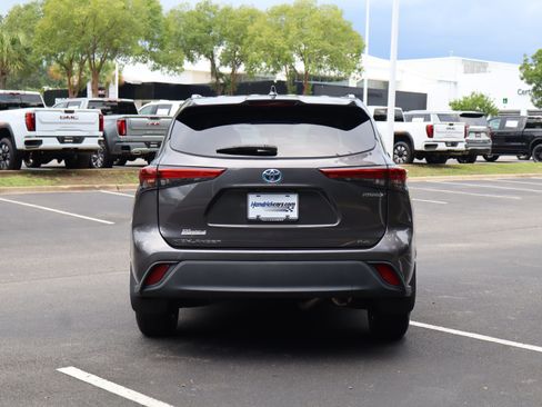 Used 2021 Toyota Highlander XLE AWD/4WD image 9