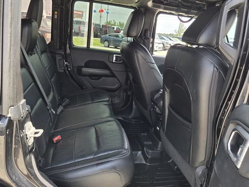 Used 2018 Jeep Wrangler Unlimited Sahara AWD/4WD image 17