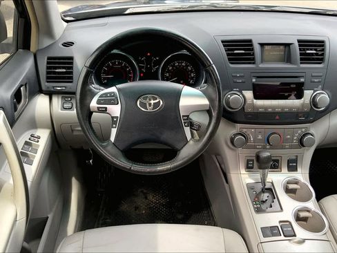 Used 2012 Toyota Highlander SE FWD image 5