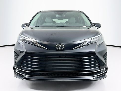 Used 2026 Toyota Sienna XLE FWD image 2