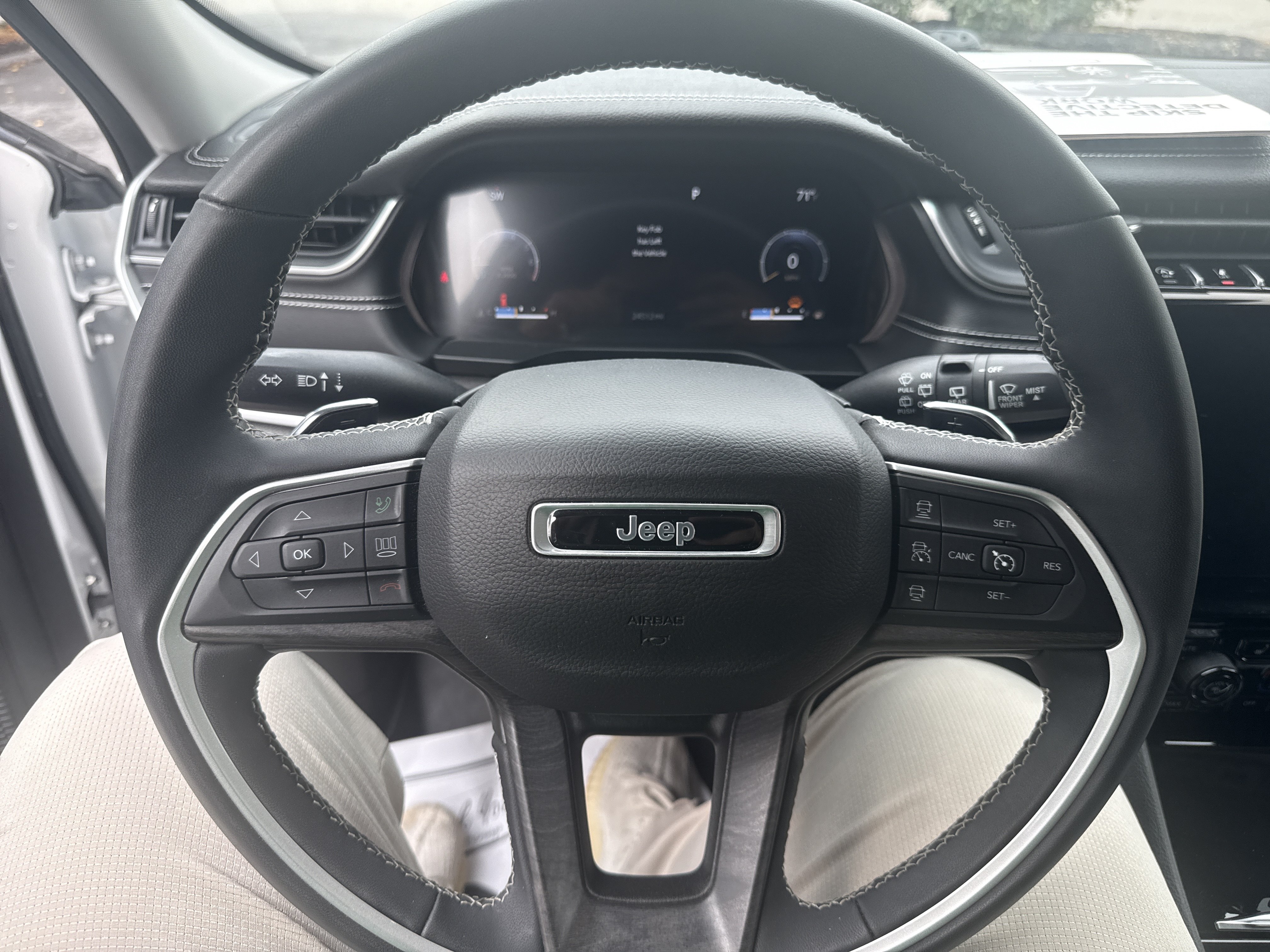 Used 2023 Jeep Grand Cherokee Limited AWD/4WD image 17