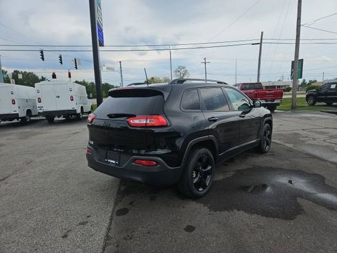 Used 2018 Jeep Cherokee Latitude w/ Altitude Package FWD image 6