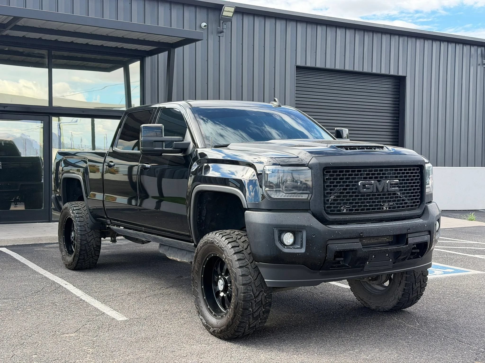 Used 2017 GMC Sierra 2500 Denali w/ Duramax Plus Package AWD/4WD image 15