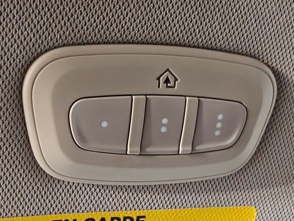 Used 2017 Chrysler Pacifica Touring-L FWD image 9
