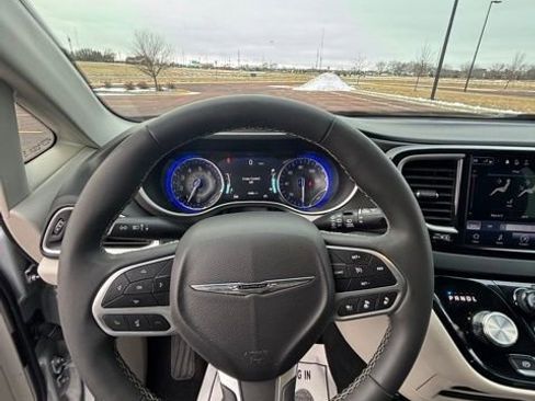 Used 2024 Chrysler Pacifica Touring-L FWD image 8