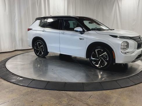 Used 2023 Mitsubishi Outlander SEL image 3