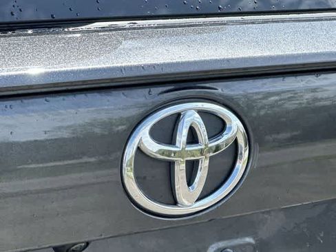 Used 2022 Toyota RAV4 XLE Premium image 18