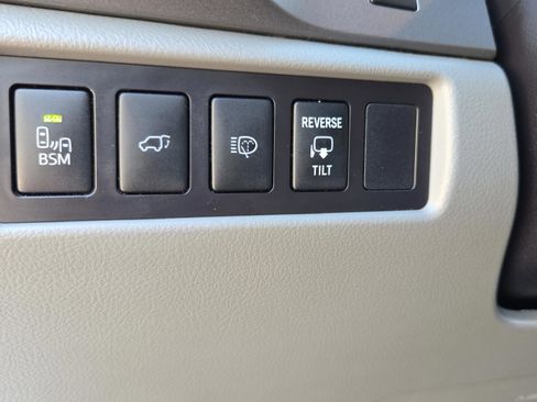 Used 2017 Toyota Sequoia Platinum image 33