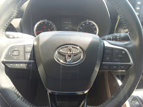 Used 2020 Toyota Highlander LE FWD image 20