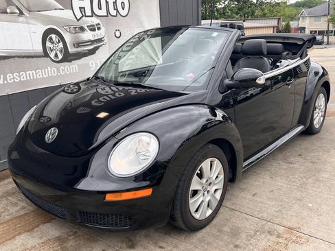 Used 2010 Volkswagen Beetle Convertible FWD image 2