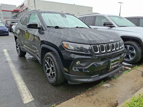 Used 2024 Jeep Compass Latitude AWD/4WD image 3