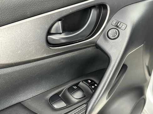 Used 2021 Nissan Rogue Sport S image 17