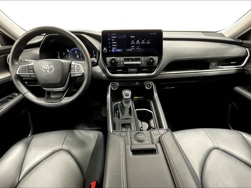 Used 2025 Toyota Grand Highlander AWD image 18